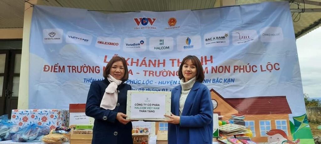 Đại diện Halcom Việt Nam trao phần quà cho cô Hiệu trưởng nhà trường