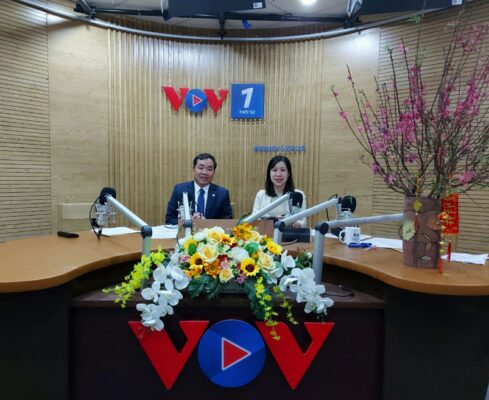 Chủ tịch Nguyễn Quang Huân và biên tập viên VOV1