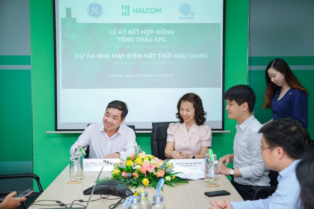 Ông Nguyễn Quang Huân, Chủ tịch HĐQT Halcom VN và bà Phan Thị Vượng, Giám đốc cấp cao về Điện mặt trời, GE VN ký kết hợp đồng EPC