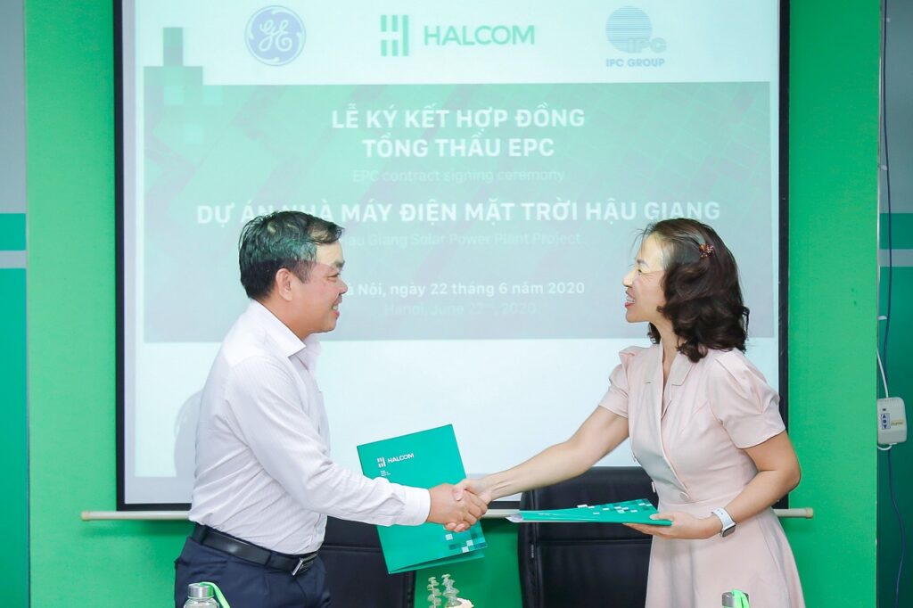 Ông Nguyễn Quang Huân, Chủ tịch HĐQT Halcom VN và bà Phan Thị Vượng, Giám đốc cấp cao về Điện mặt trời, GE VN ký kết hợp đồng EPC