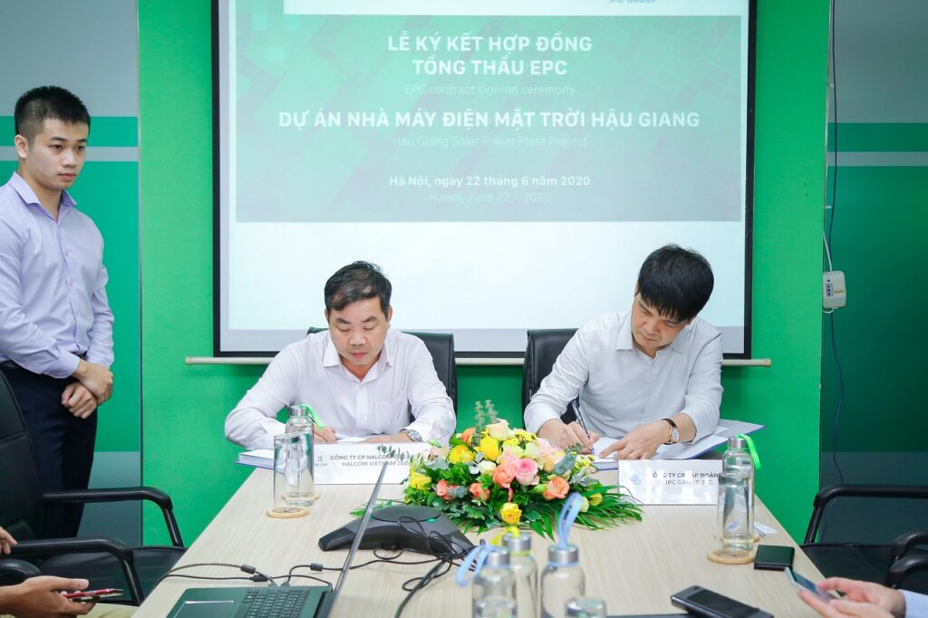 Mr.Nguyen Quang Huan, President of Halcom VN and Mr.Phi Phong Ha, Chairman of IPC Group signed the EPC contract