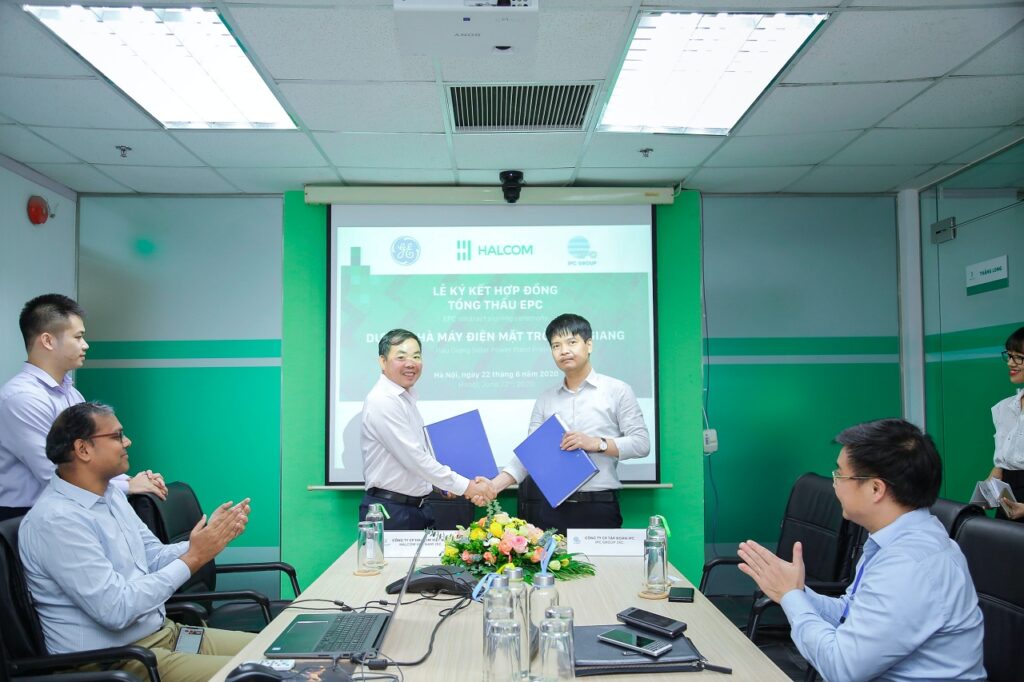 Ông Nguyễn Quang Huân, Chủ tịch HĐQT Halcom VN và ông Phí Phong Hà, Chủ tịch HĐQT IPC Group ký kết hợp đồng EPC
