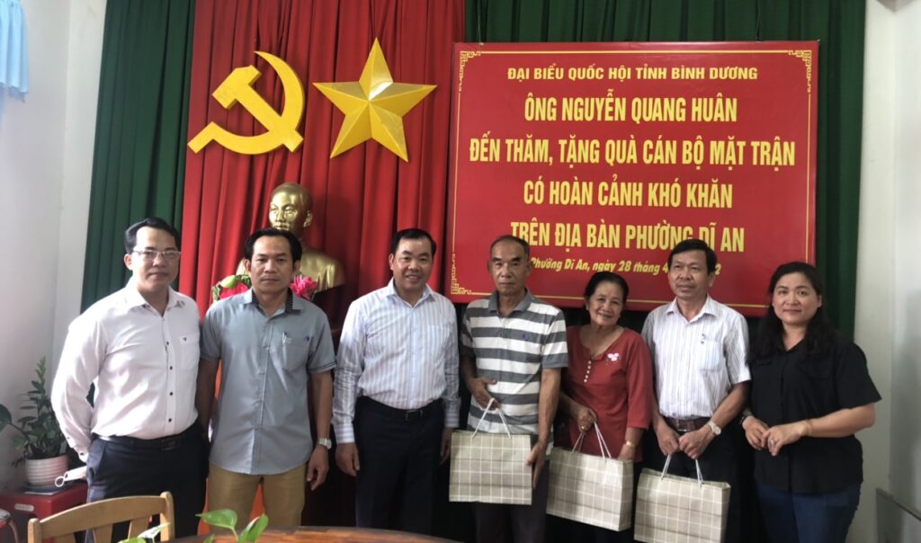 ĐBQH Nguyễn Quang Huân đến thăm và tặng quà cán bộ mặt trận có hoàn cảnh khó khăn trên địa bàn phường Dĩ An