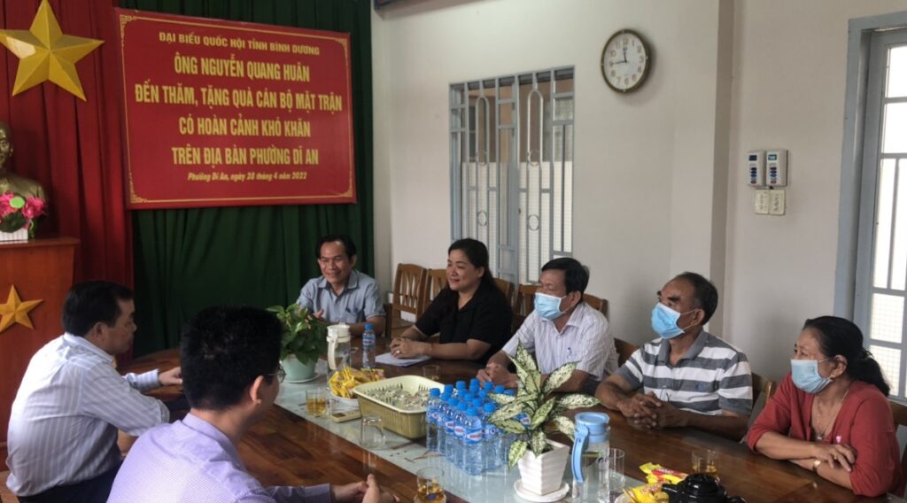ĐBQH Nguyễn Quang Huân đến thăm, tặng quà cán bộ mặt trận trên địa bàn phường Dĩ An