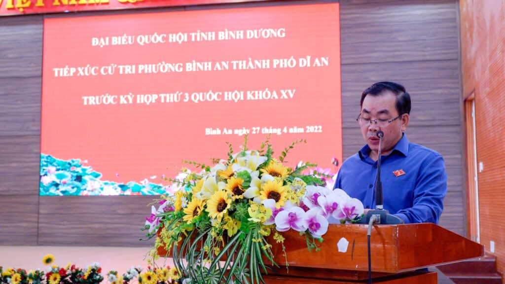 ĐBQH Nguyễn Quang Huân phát biểu tại buổi tiếp xúc cử tri phường Bình An