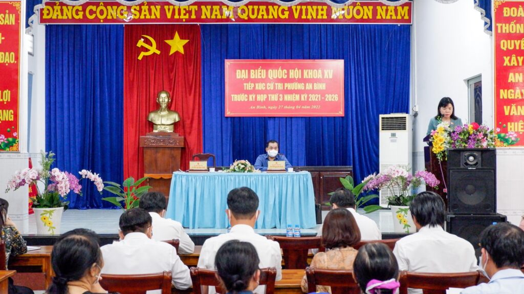 ĐBQH Nguyễn Thị Ngọc Xuân phát biểu tại buổi tiếp xúc cử tri phường Bình An