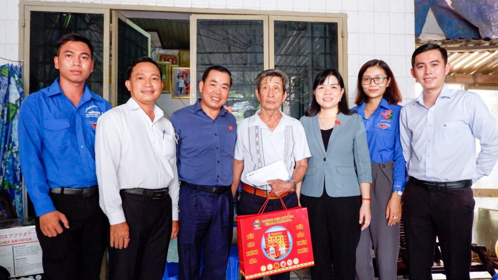 ĐBQH Nguyễn Quang Huân và Nguyễn Thị Ngọc Xuân thăm hỏi người dân tại Dĩ An, Bình Dương