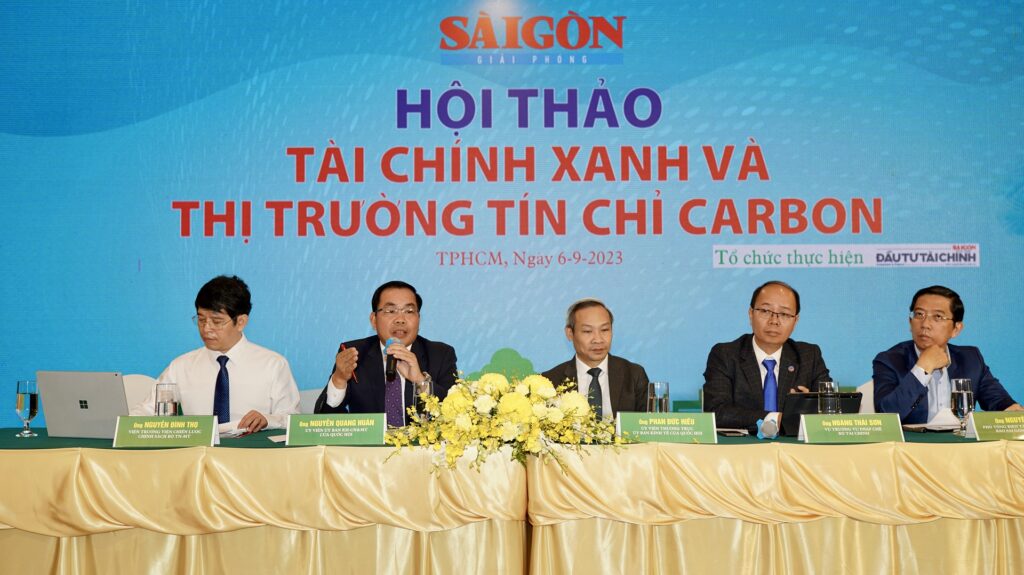 Ông Nguyễn Quang Huân, Ủy viên Uỷ ban KHCN&MT của Quốc hội, Chủ tịch HĐQT Công ty CP Halcom Việt Nam (thứ hai từ trái sang) tham dự và chủ trì hội thảo.