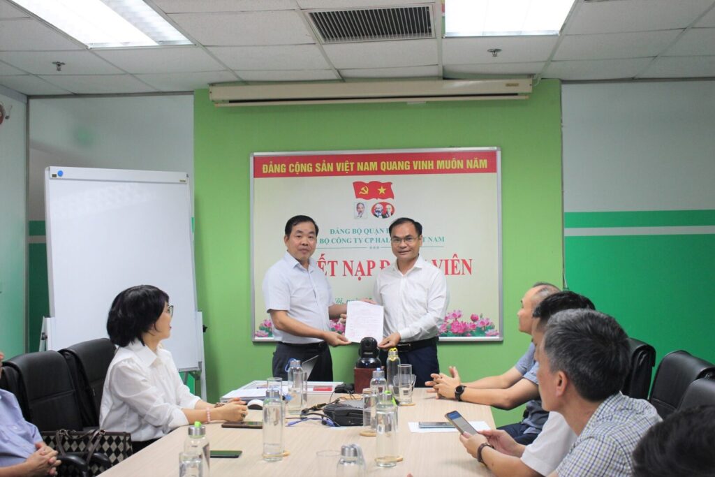 Đồng chí Nguyễn Quang Huân, Bí thư Chi bộ, trao quyết định cho Đảng viên mới.