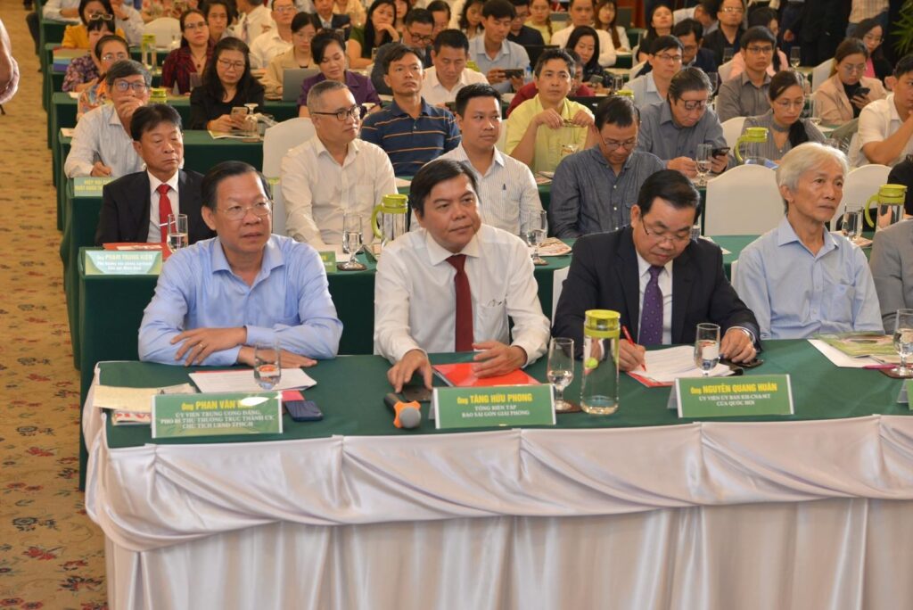 Ông Nguyễn Quang Huân, Ủy viên Ủy ban Khoa học – Công nghệ và Môi trường của Quốc hội, Chủ tịch Công ty CP Halcom Việt Nam (thứ 2 bên phải) và các đại biểu tham dự hội thảo