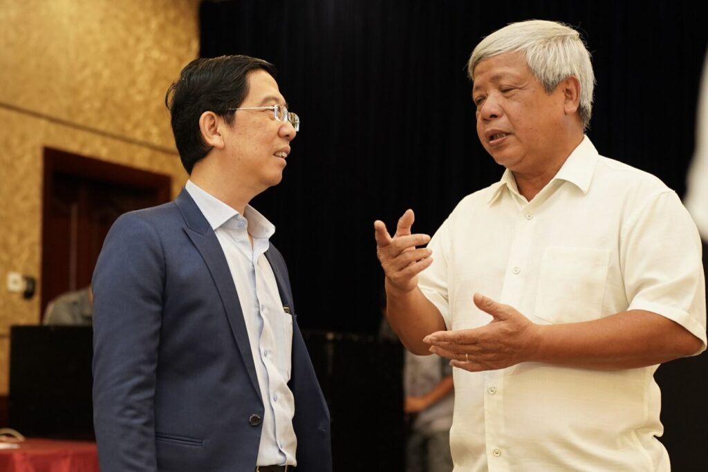 Phó Tổng Biên tập Báo SGGP Nguyễn Nhật trao đổi cùng khách mời.