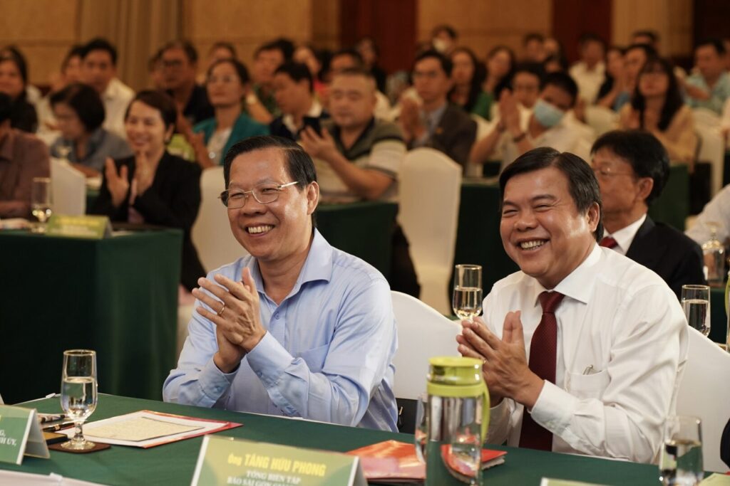 Chủ tịch UBND TPHCM Phan Văn Mãi cùng Tổng Biên tập Báo SGGP Tăng Hữu Phong tại hội thảo.