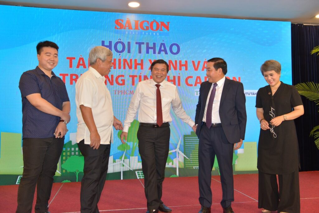 Tổng Biên tập Báo SGGP Tăng Hữu Phong trao đổi cùng ông Nguyễn Quang Huân, Ủy viên Uỷ ban KHCN&MT của Quốc hội, Chủ tịch HĐQT Công ty CP Halcom Việt Nam và các đại biểu tại hội thảo.