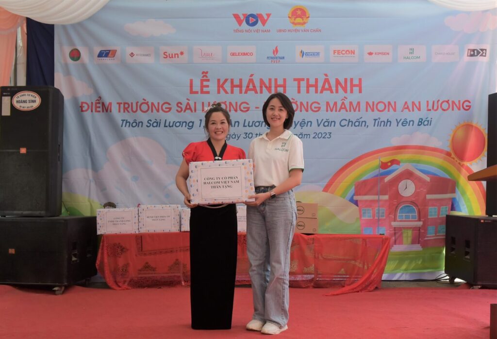 Bà Đinh Thị Hải Vân, Phó Giám đốc Ban Marketing, đại diện Công ty CP Halcom VN trao quà tặng tới nhà trường.