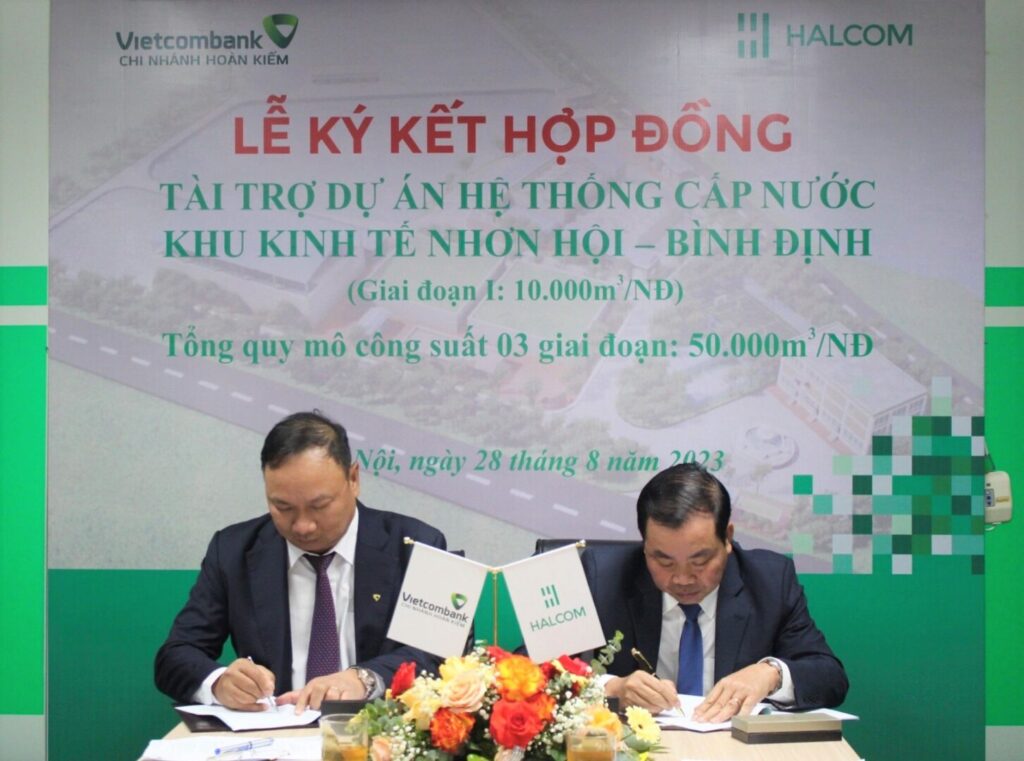 Ông Nguyễn Quang Huân và ông Thiều Quang Hiệp ký hợp đồng.