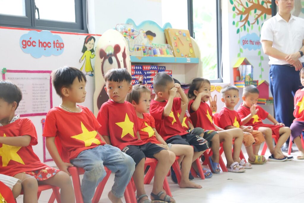 Trẻ em điểm trường Sài Lương trong lớp học mới