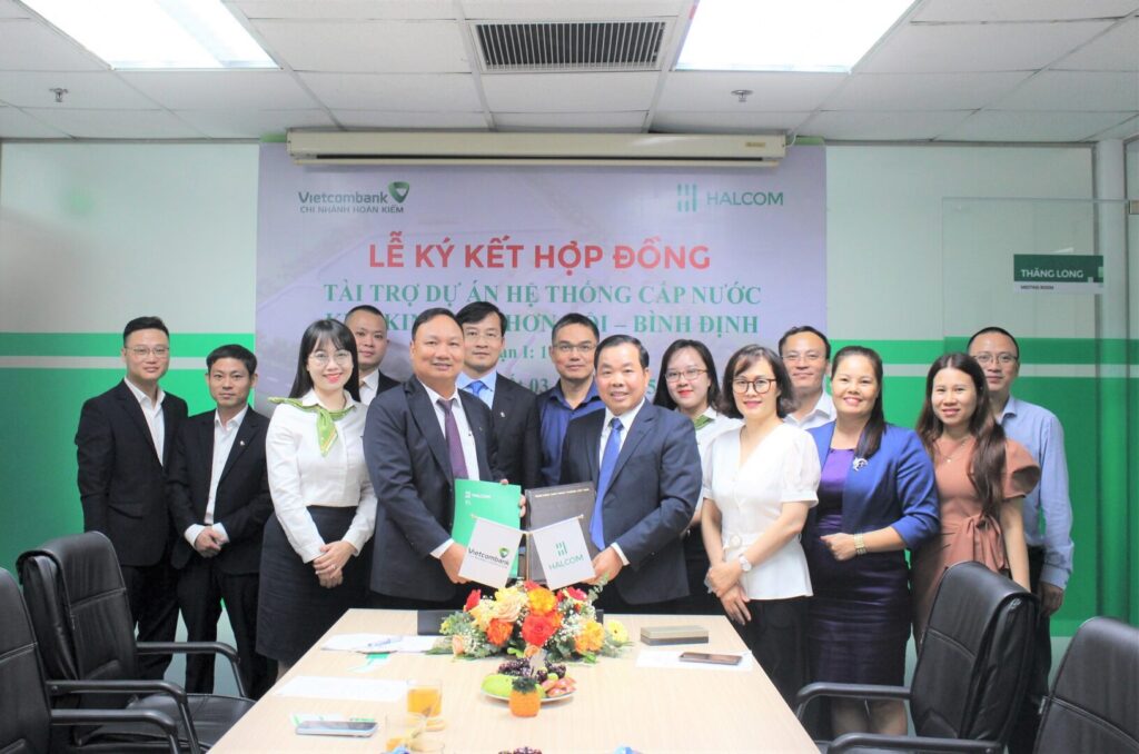 Đại diện Công ty CP Halcom Việt Nam và Ngân hàng Vietcombank – Chi nhánh Hoàn Kiếm chụp hình tại Lễ ký kết.