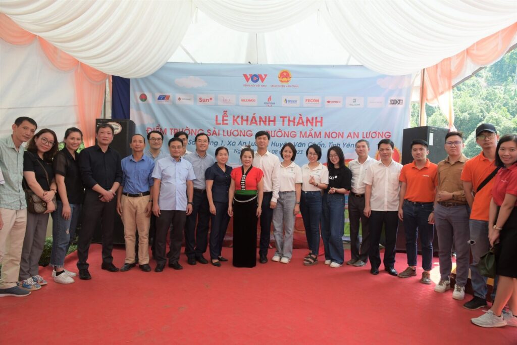 Lãnh đạo VOV, lãnh đạo huyện Văn Chấn và các nhà tài trợ chụp hình lưu niệm.