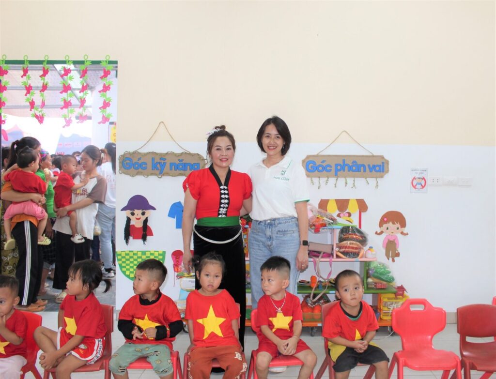 Hiệu trưởng Trường mầm non An Lương, đại diện Công ty CP Halcom Việt Nam và các em học sinh tại lễ khánh thành điểm trường.