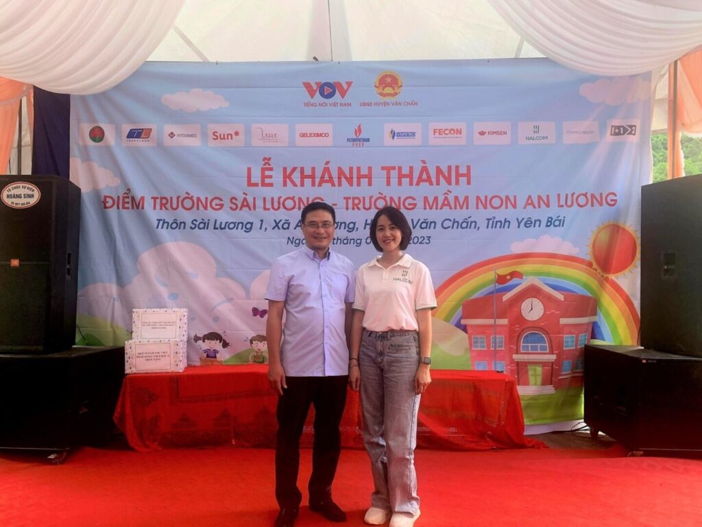 Ông Nguyễn Vũ Duy, Trưởng Ban Thời sự VOV1 và đại diện Công ty CP Halcom Việt Nam chụp hình lưu niệm.