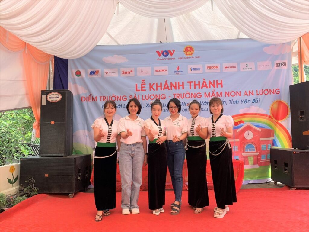 Đại diện Halcom Việt Nam chụp ảnh cùng các cô giáo trong trường.