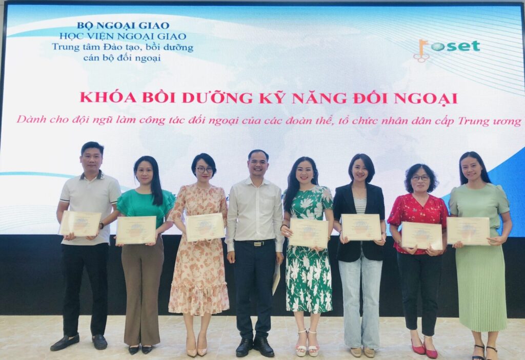 Cán bộ Halcom Việt Nam nhận chứng chỉ của khóa bồi dưỡng "Kỹ năng đối ngoại"